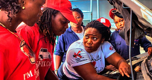 See the first Black woman Mechanic Teaching other woman how to fix Car