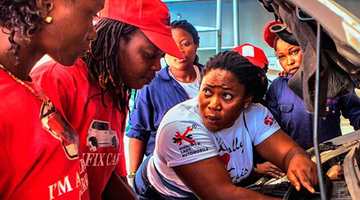 See the first Black woman Mechanic Teaching other woman how to fix Car